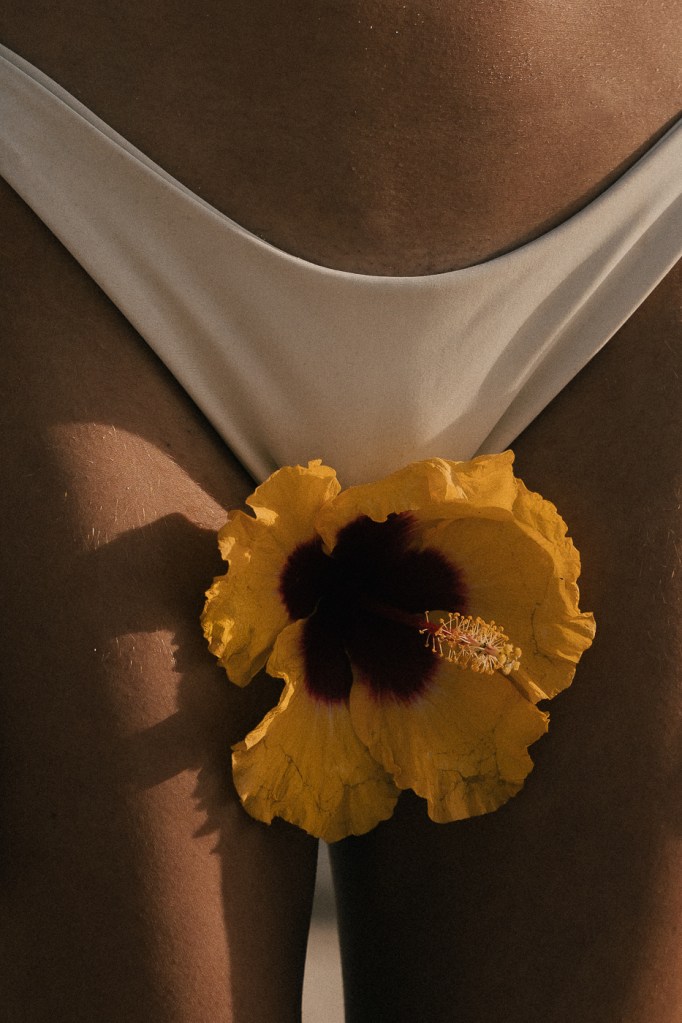 Femme en culotte avec une fleure