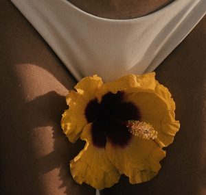 Femme en culotte avec une fleure